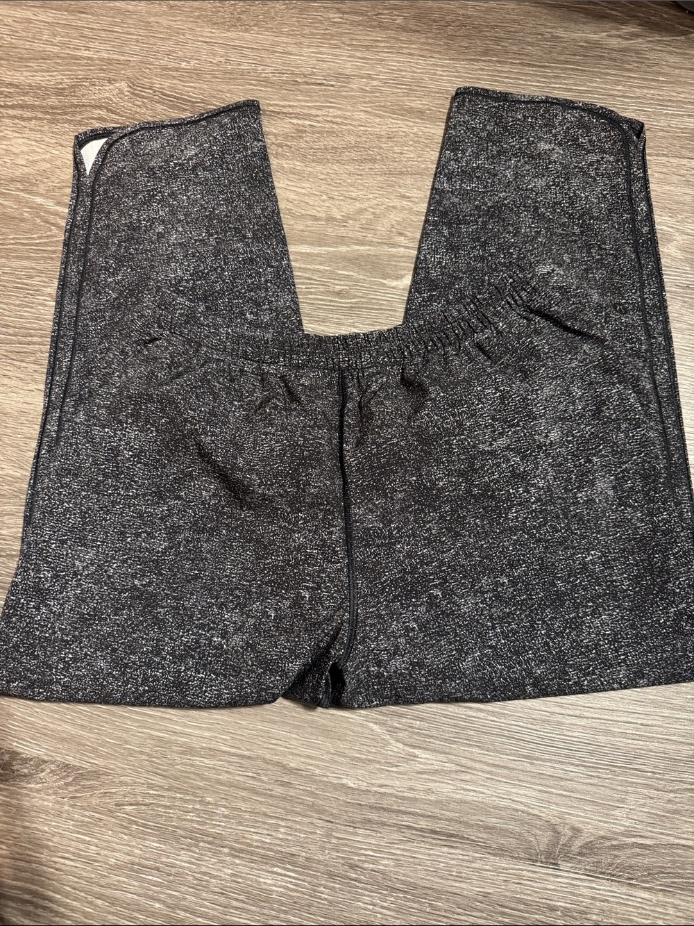 Lululemon Keep It Classic Crop.
White Noise Alpine White Black. Inseam 23”.